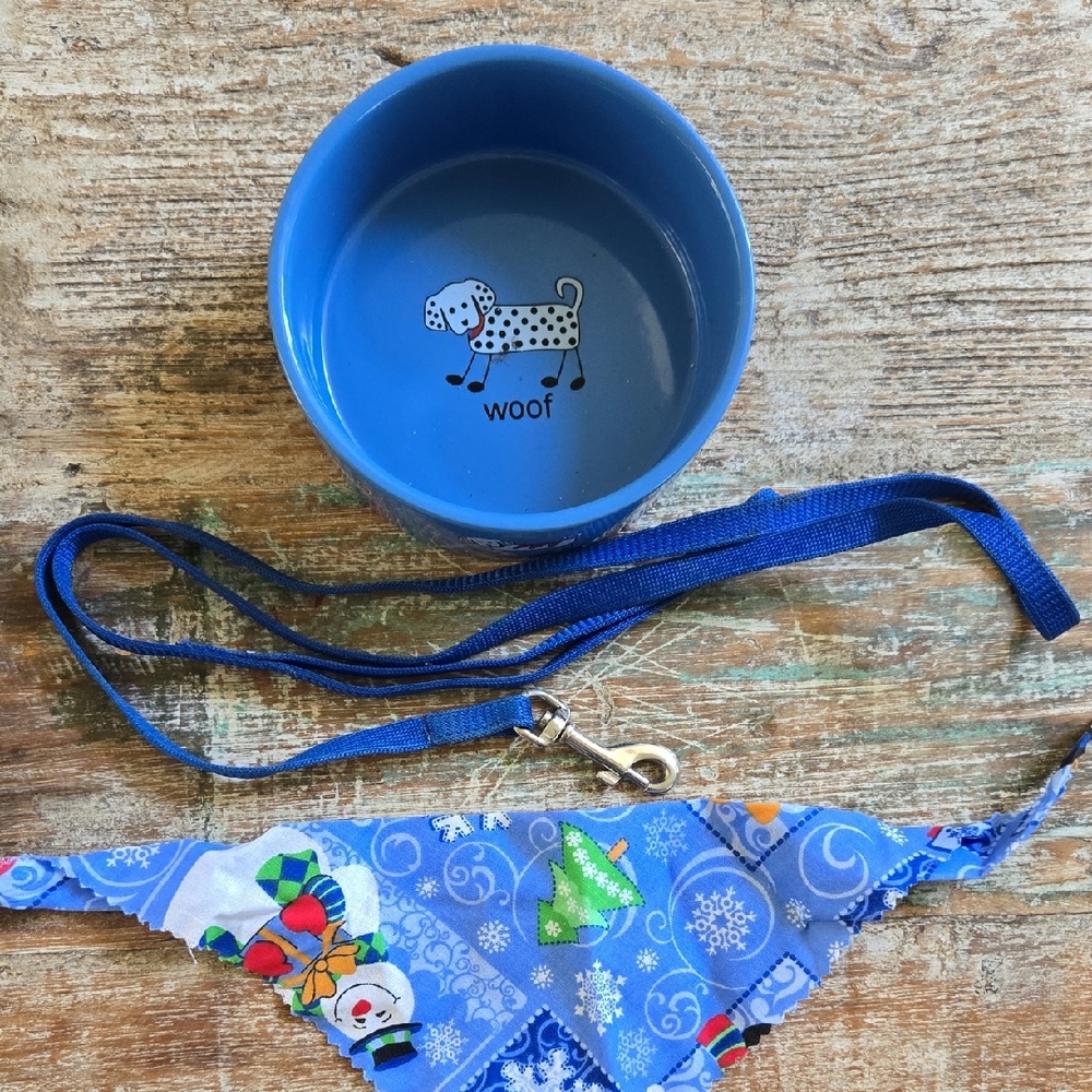 Top Paw Blue Ceramic Dog Dish, Leash, and Neckerchief NEW. (BIN 008)